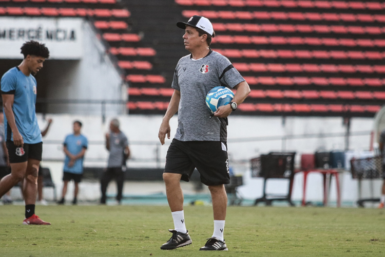 Evaristo Piza quer mudana no 'aspecto comportamental' em elenco do Santa Cruz