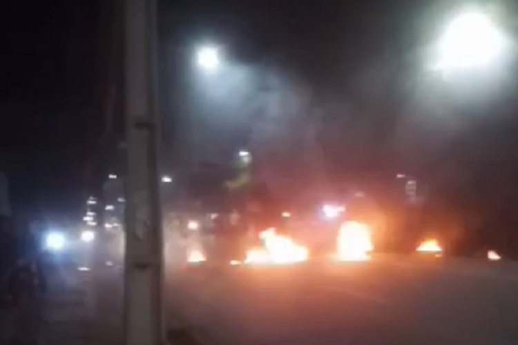 Torcedores do Santa Cruz protestam em frente ao Arruda antes de jogo decisivo na Srie D