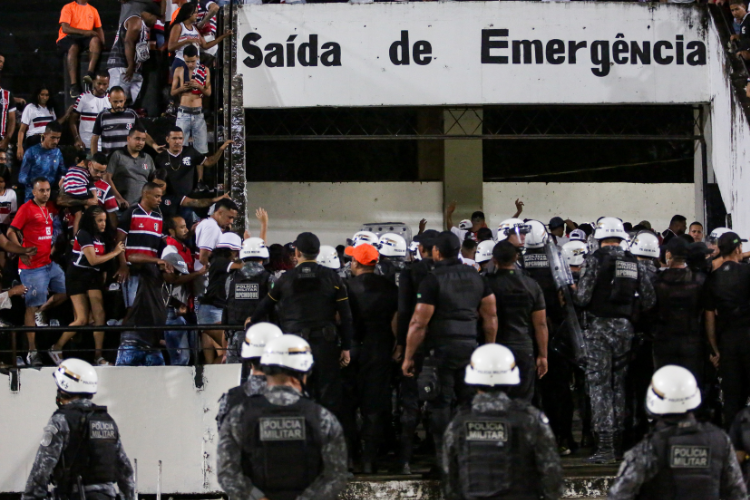 Em smula, rbitro relata tentativa de invaso da torcida do Santa Cruz contra o Potiguar-RN