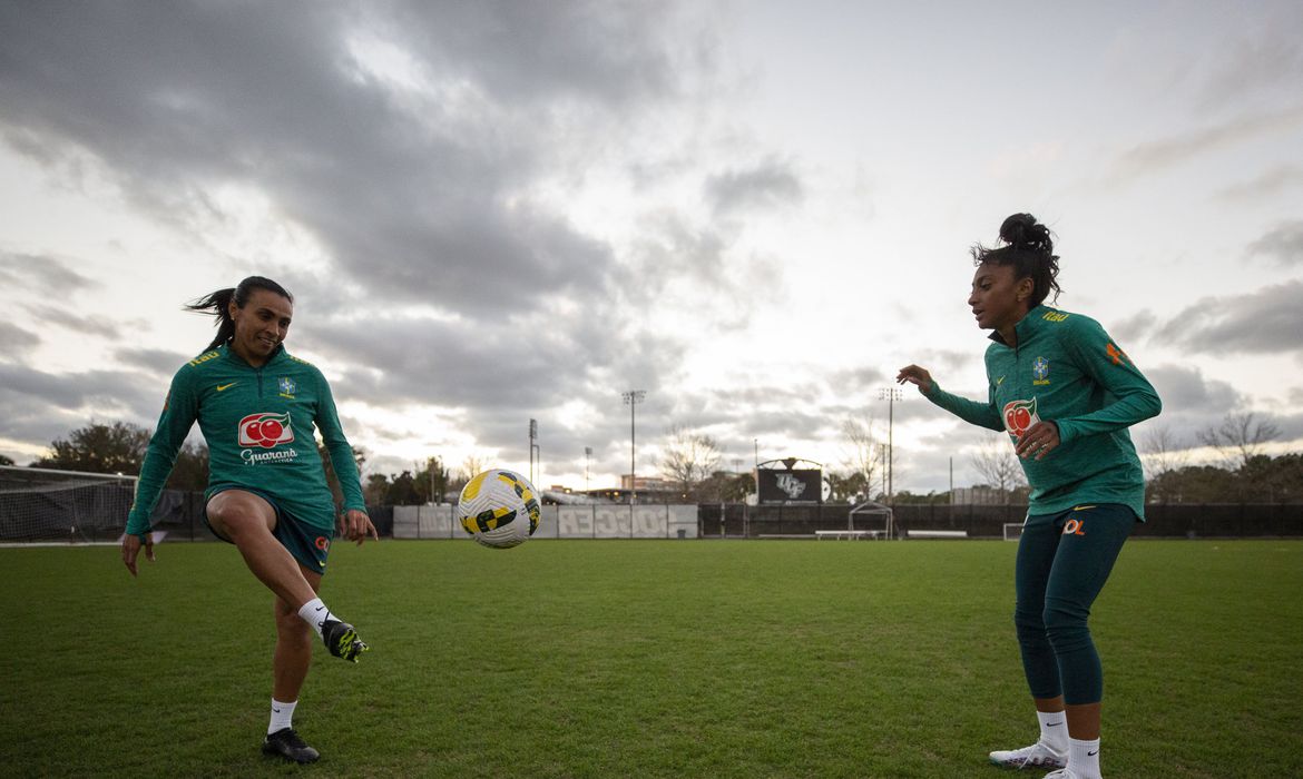 With the passing of the baton, Marta leads the generation at the last World Cup
