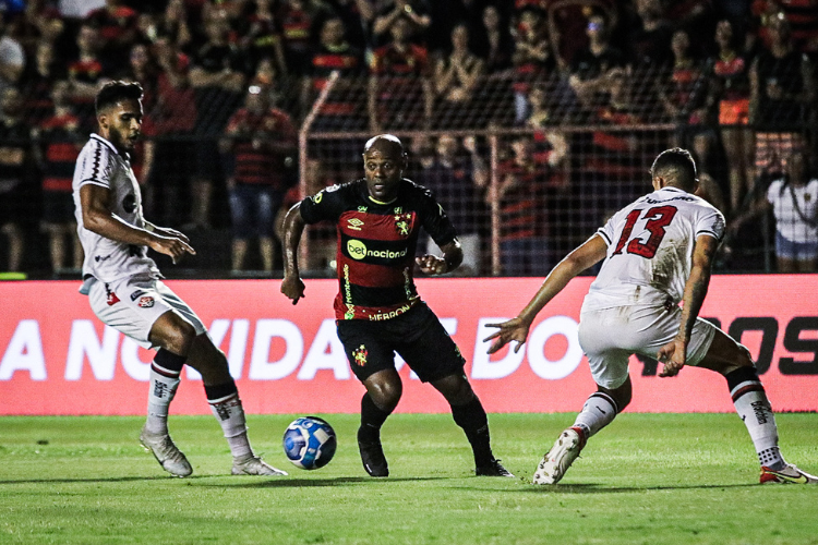 Esporte E Recreação Um Momento De Vitória E Derrota De Dois Jogadores Após  O Jogo De Futebol Foto de Stock - Imagem de ajuste, funcionar: 226319842