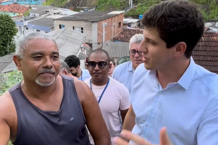 Prefeito do Recife fala sobre situao do Santa Cruz em conversa com morador em gua Fria