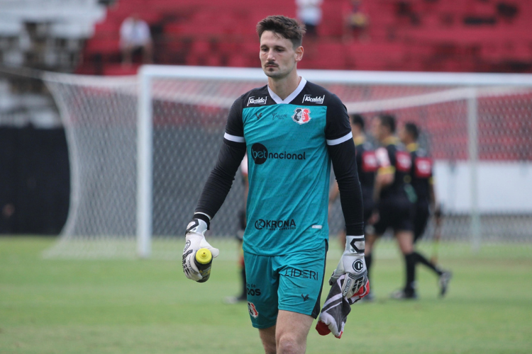 'Enquanto houver 1% de chance, haver 99% de f', escreve goleiro Michael do Santa Cruz 