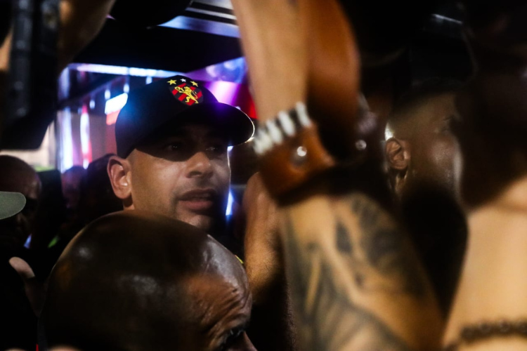 De volta ao Sport, Diego Souza  recebido por multido rubro-negra no Aeroporto do Recife