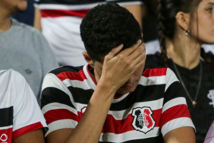 Em clima de tristeza, torcedores do Santa Cruz lamentam e demonstram revolta nas redes sociais