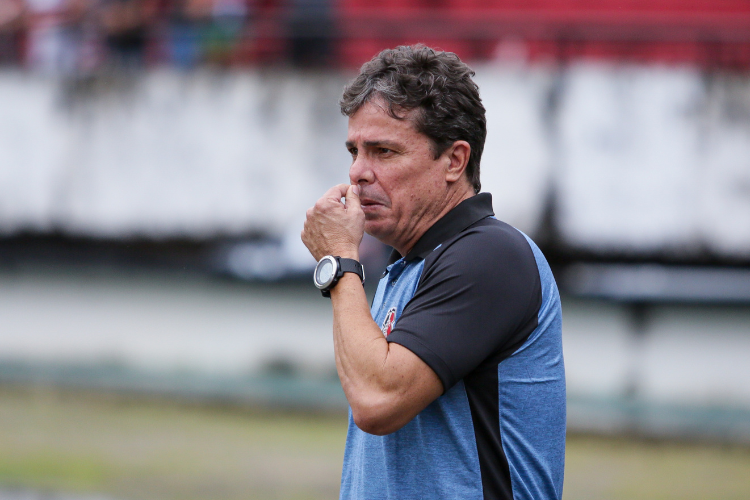 Evaristo Piza se coloca  disposio para seguir como tcnico do Santa Cruz em 2024