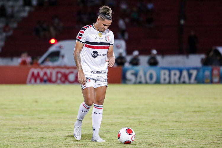 Mais erros que acertos: Santa Cruz contrata 35 jogadores e acumula decepes neste ano
