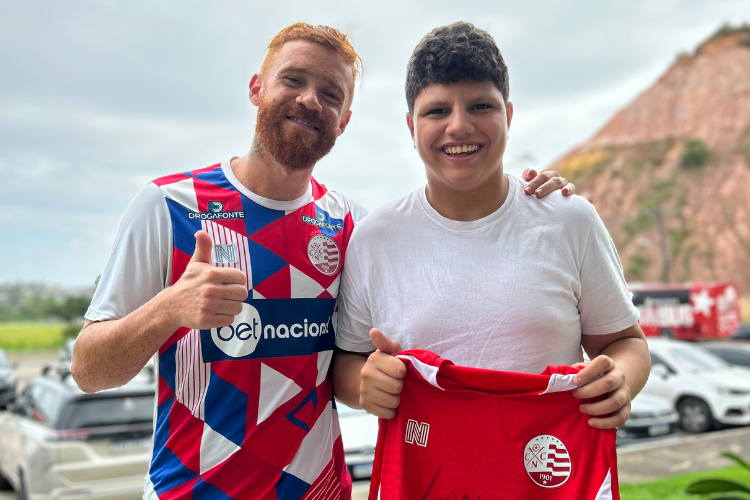 Alvirrubro portador de doena rara  presenteado por Souza com camisa do Nutico autografada para rifa