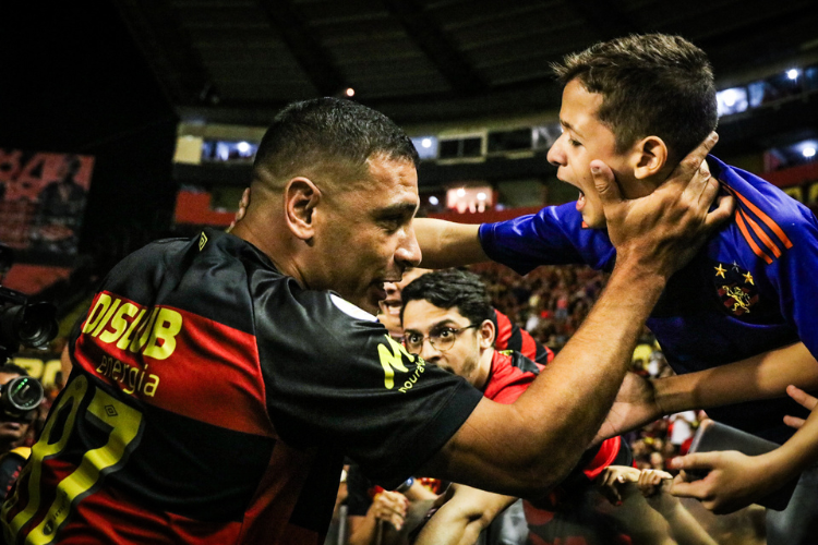 Diego Souza  ovacionado pela torcida no intervalo da vitria do Sport contra o CRB