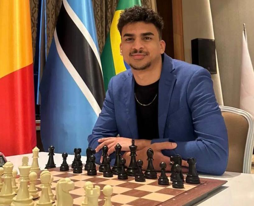 Grande Mestre Internacional de Xadrez desafia 30 adversários ao mesmo tempo  no Niterói Chess Open