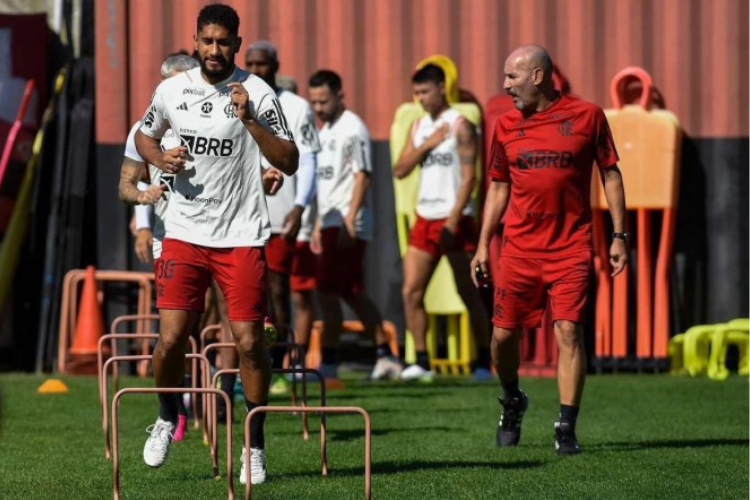 Volta de Pedro aos treinos do Flamengo é marcada por distanciamento de  Sampaoli, flamengo