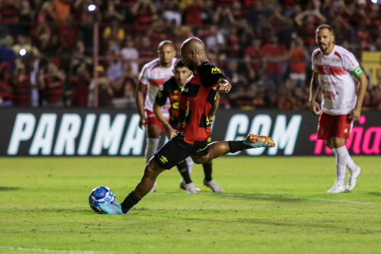 Ronaldo Henrique revela orientao de Enderson em cobranas de pnalti no Sport