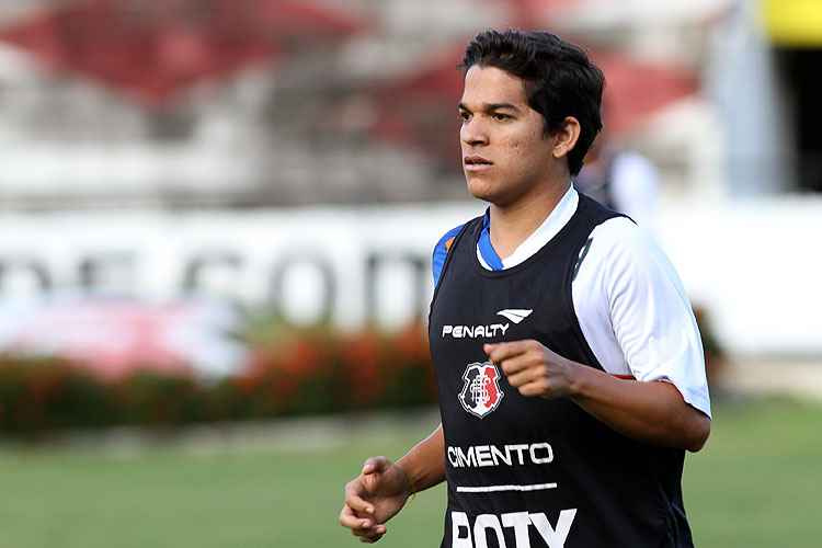 Falta de qualidade, bastidores e livramento: Renatinho tece crticas ao planejamento do Santa Cruz