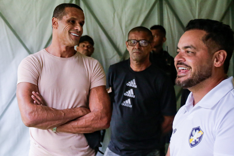  Pentacampeo Rivaldo espera que a torcida do Santa Cruz incentive o Retr na Srie D