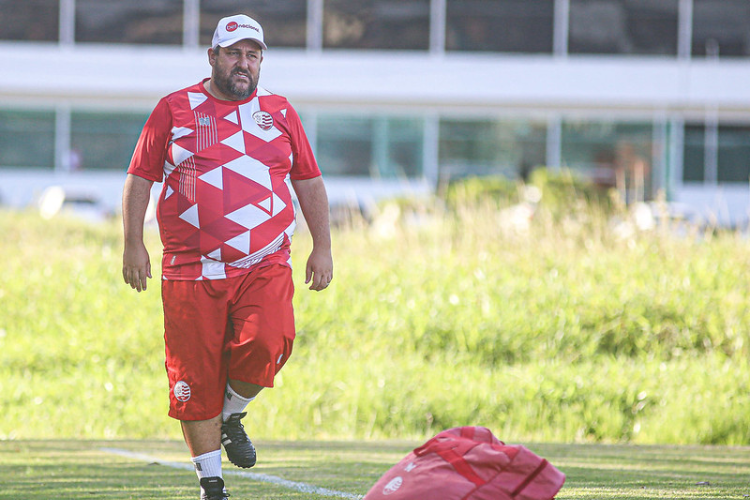 Após polêmica com técnico, Náutico multa Souza e volante será