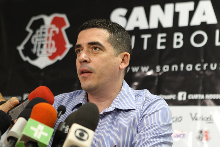Constantino Jnior fala sobre o conjunto de problemas que levou o Santa Cruz ao fracasso 