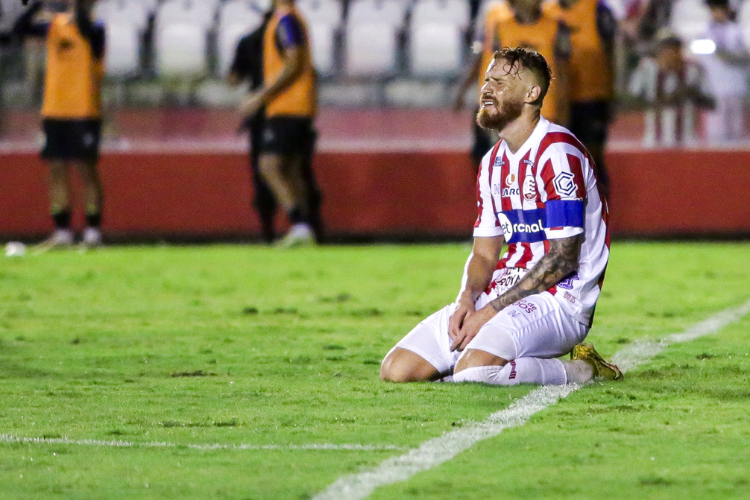 Sem vencer h quatro partidas, Nutico deixa G8 e vive drama para se classificar na Srie C
