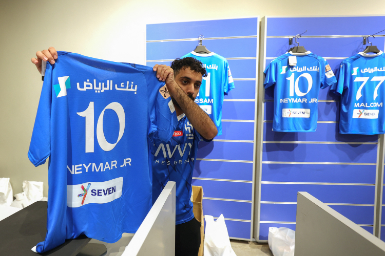 Loja do Al-Hilal registra filas em busca de camisas de Neymar