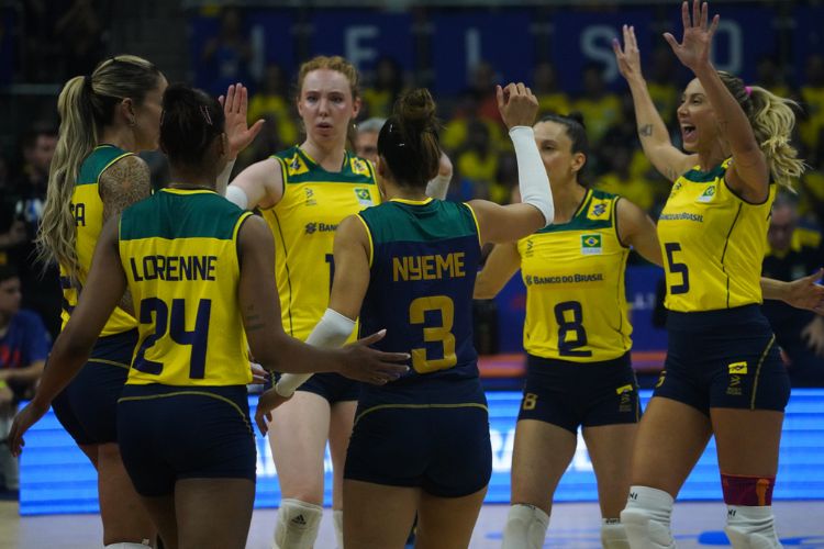 Seleção Feminina de Vôlei chega no Recife para o Sul-Americano e