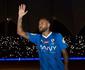 Com grande festa da torcida, Neymar  apresentado no estdio do Al-Hilal