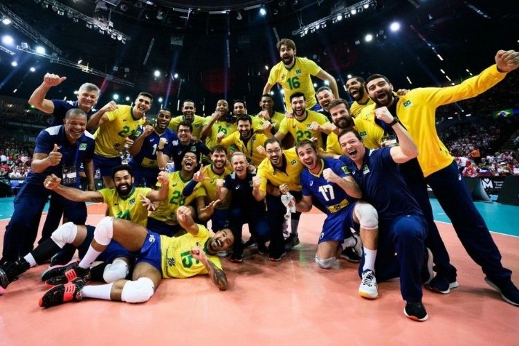La selección brasileña de voleibol masculino llega a Recife para el Campeonato Sudamericano entre vítores de los aficionados