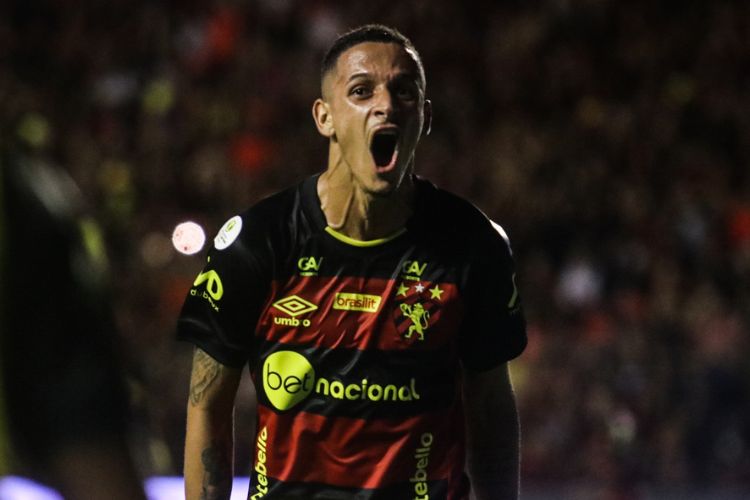 Meia do Bahia publica foto com jogador que provocou a torcida do