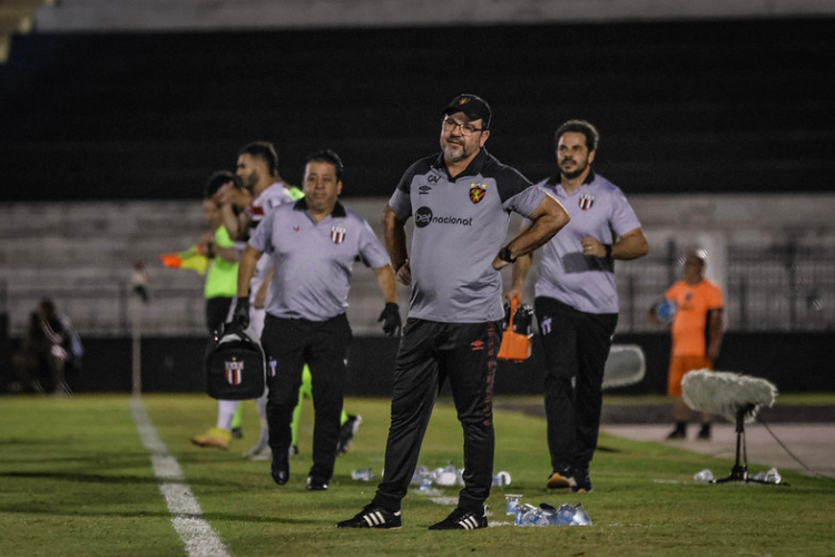 Tcnico enxerga superioridade do Sport e avalia como positiva modificaes no time titular