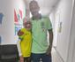 Neymar realiza sonho de menino com doena rara em treino da Seleo