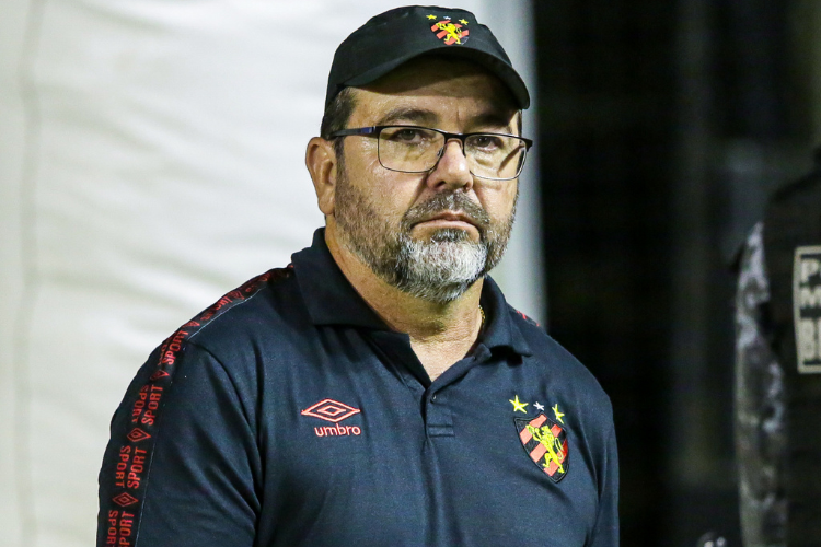 Tcnico do Sport explica perda de espao de atletas como Fabrcio Daniel e Wanderson: 'S jogam 11'