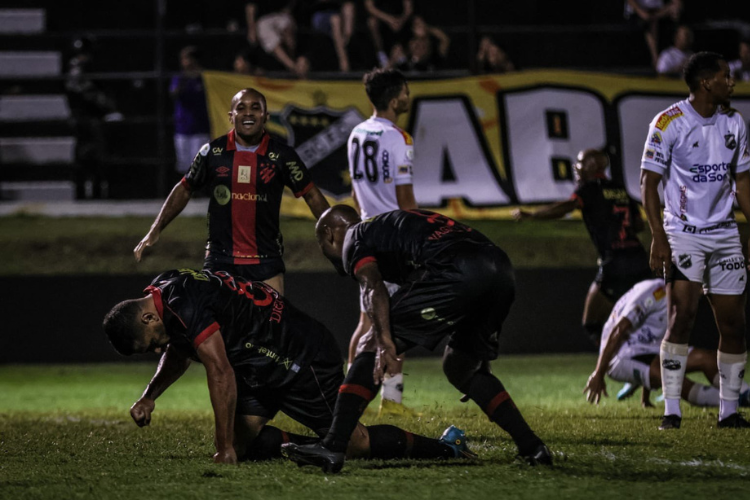Com gol de Diego Souza no fim, Sport vence o ABC e assume liderana provisria da Srie B
