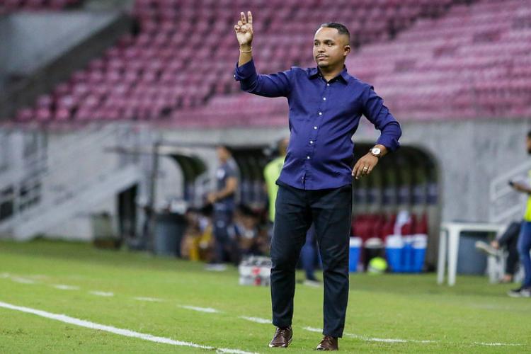 Santa Cruz demite Felipe Alves tcnico do Sub-20 mesmo aps boa campanha no Estadual