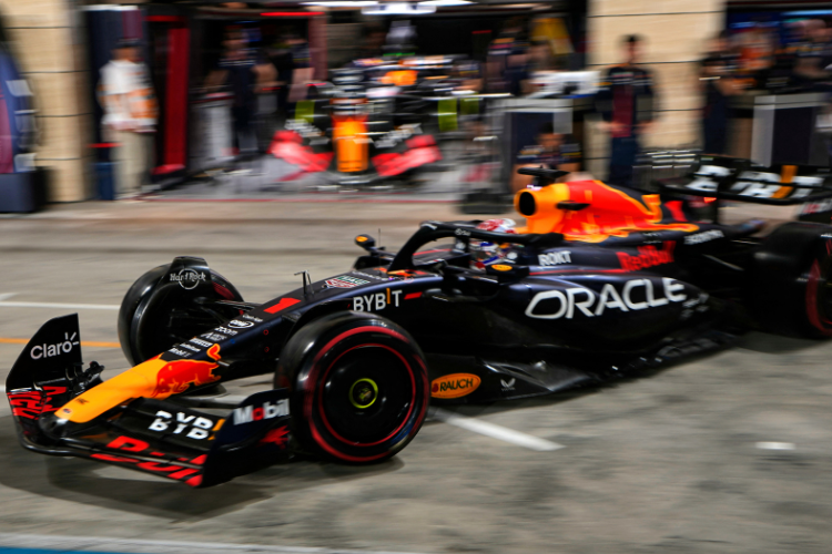 Sainz larga na pole do GP da Singapura e Verstappen fica fora do