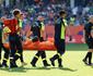 Goleiro desmaia aps rojo ser atirado em campo no Campeonato Francs