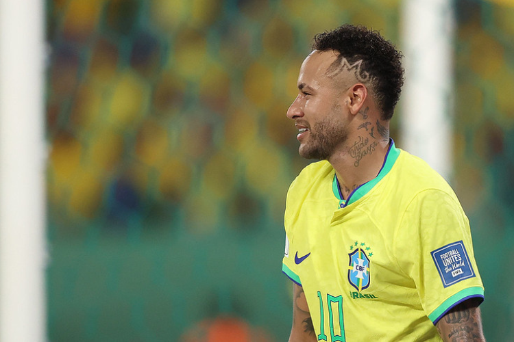 Neymar  atingido por saco de pipoca e se irrita com torcedores