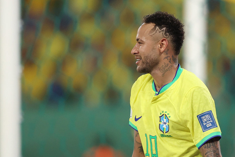 Torcedor explica por que jogou saco de pipoca em Neymar