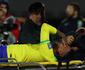 Brasil perde do Uruguai; Neymar sofre leso no joelho e deixa gramado na maca