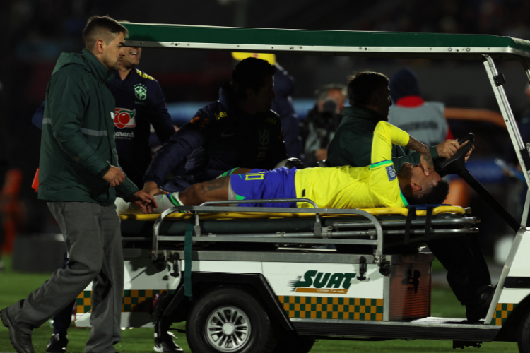 Neymar sai do estdio de muletas e ser submetido a novos exames em So Paulo