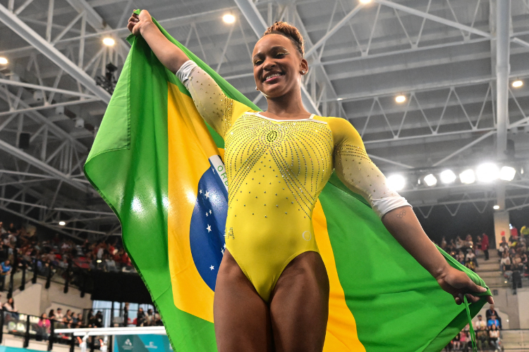 Rebeca Andrade volta a brilhar no salto e  ouro pela primeira vez no Pan