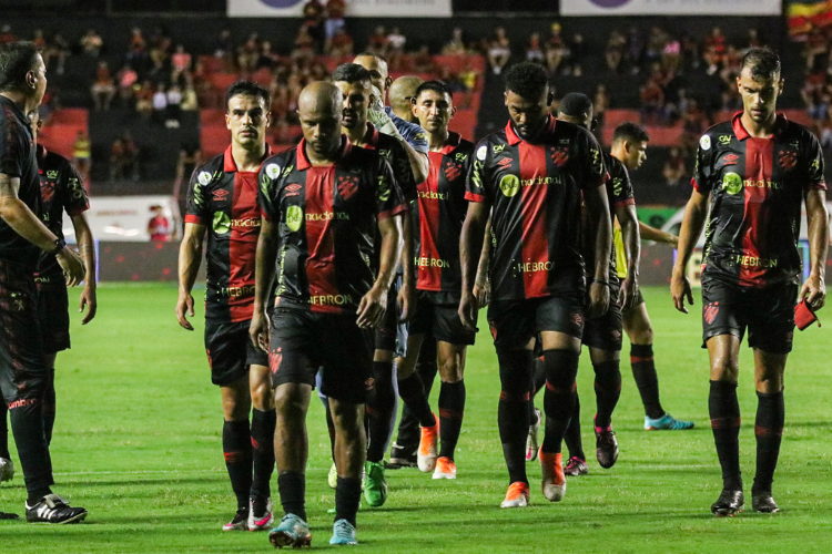 Sport termina rodada na vice-liderana, mas queda de desempenho liga alerta na Srie B