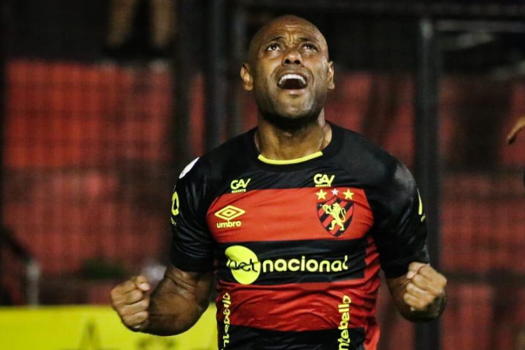 Em queda de rendimento no Sport, Vagner Love vai de artilheiro  reserva nesta Srie B