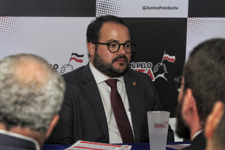 Com salrios atrasados, funcionrios se renem com a nova diretoria do Santa Cruz
