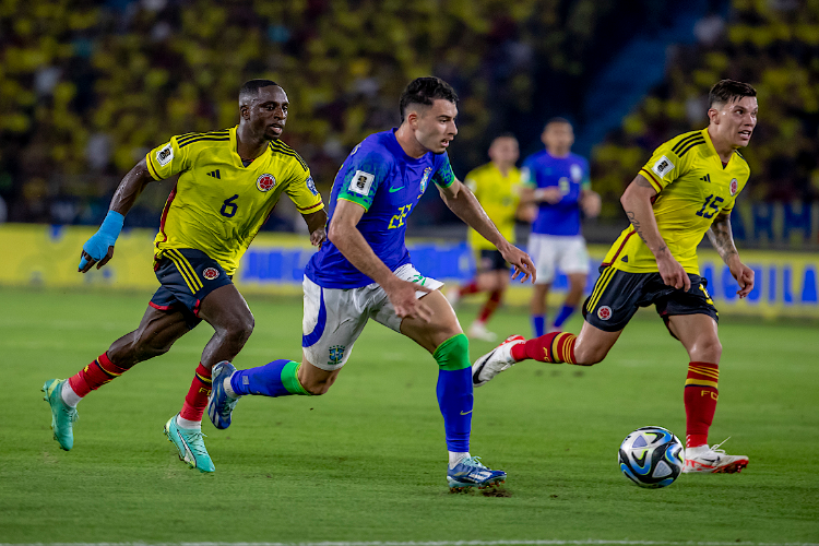 De virada, Brasil sofre a primeira derrota na histria das Eliminatrias para a Colmbia