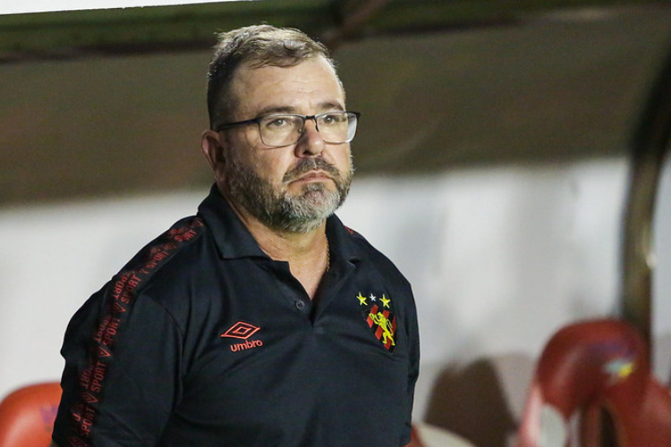 Treinador do Sport confirma que no seguir no clube: 'No h Enderson para 2024'