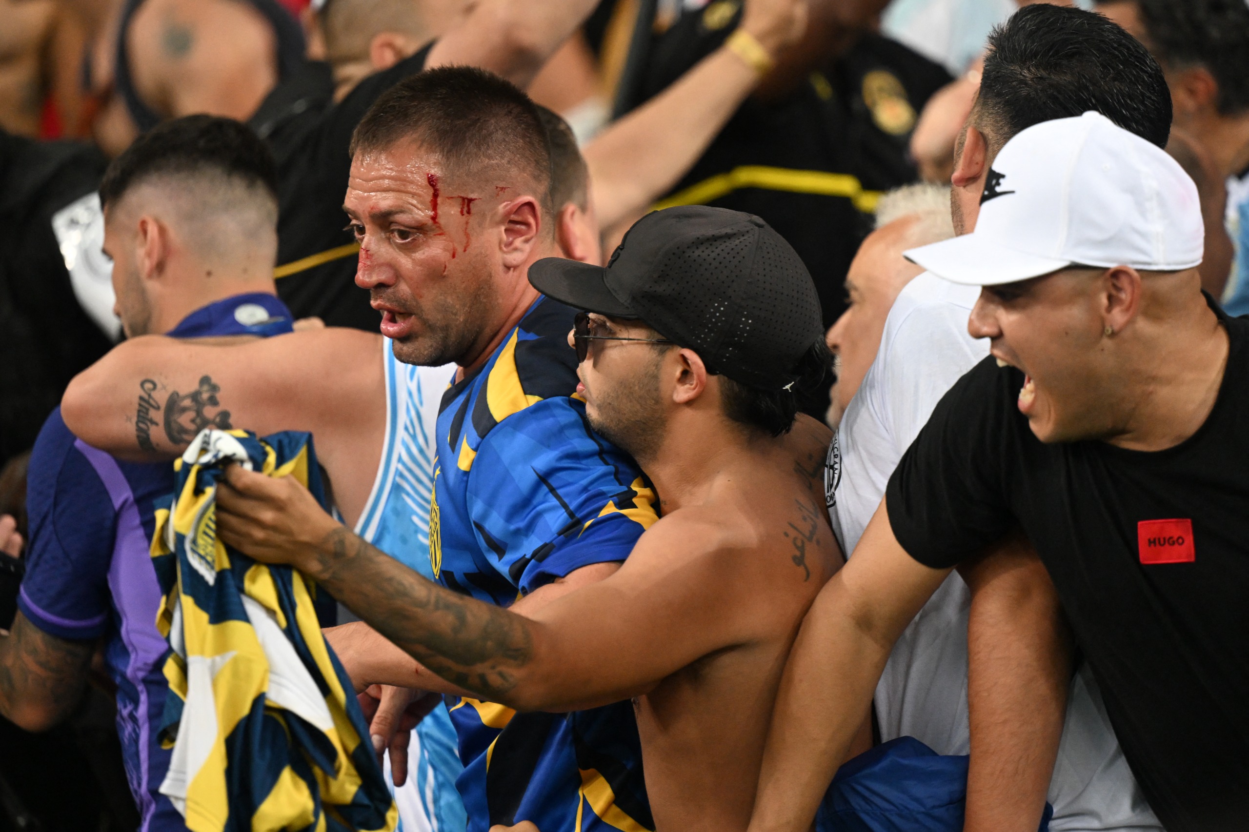 Brasil x Argentina: pancadaria nas arquibancadas do Maracanã antes