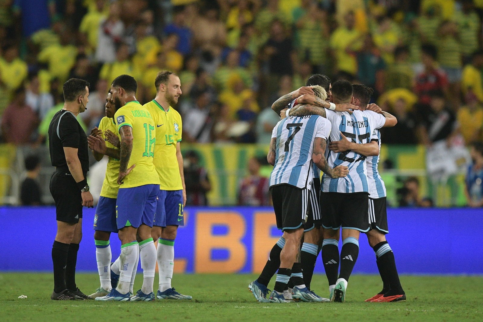 Argetina vence Brasil em jogo manchado por pancadaria entre torcedores e  Polícia Militar - Esportes DP