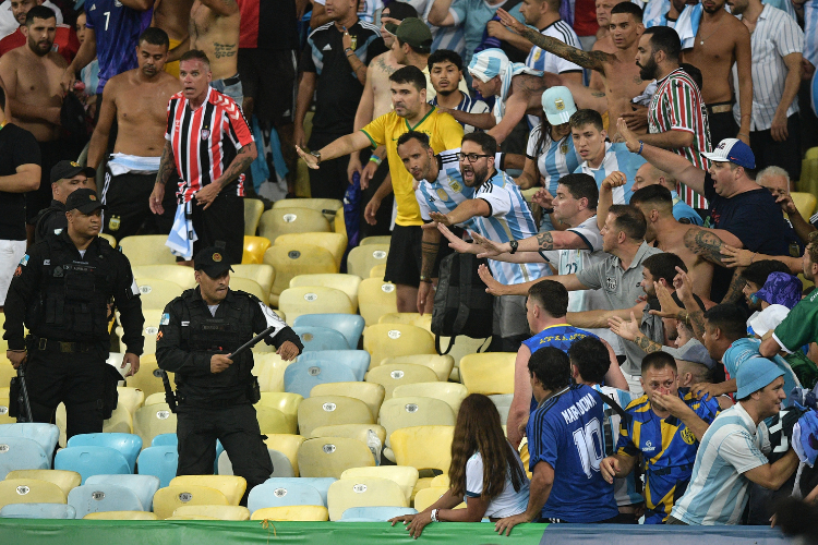 Brasil x Argentina: pancadaria nas arquibancadas do Maracanã antes