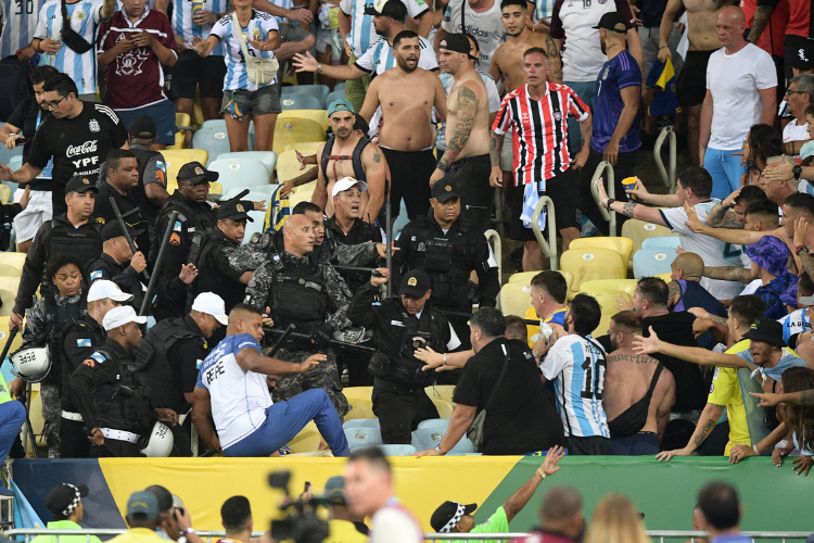 Brasil x Argentina: pancadaria nas arquibancadas do Maracanã antes do jogo  começar - Esportes DP