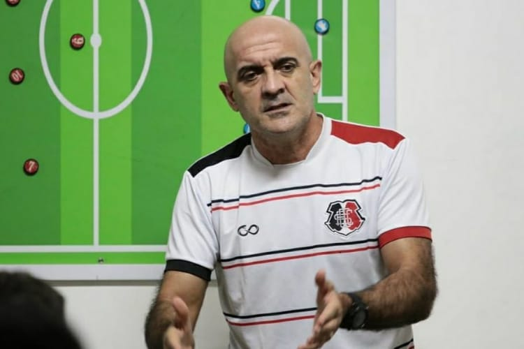Com a chegada do treinador Itamar Schlle, Santa Cruz deve acelerar busca por reforos