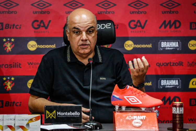 Presidente do Sport rebate crticas de viagem a Portugal:'Eu no entro em campo e nem escalo' 