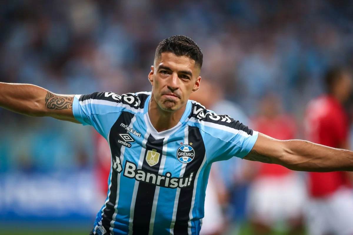 Renato Gacho presenteia Surez com seu famoso DVD